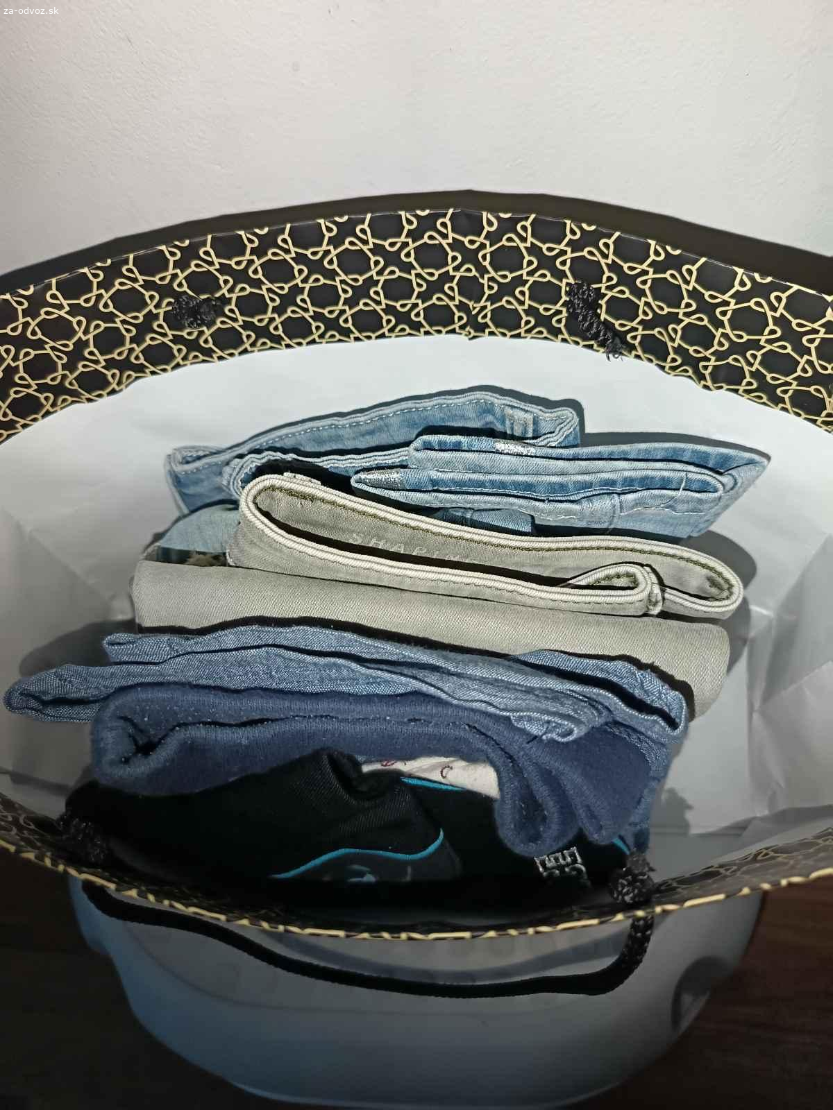 Darujem detské oblečenie rifle.