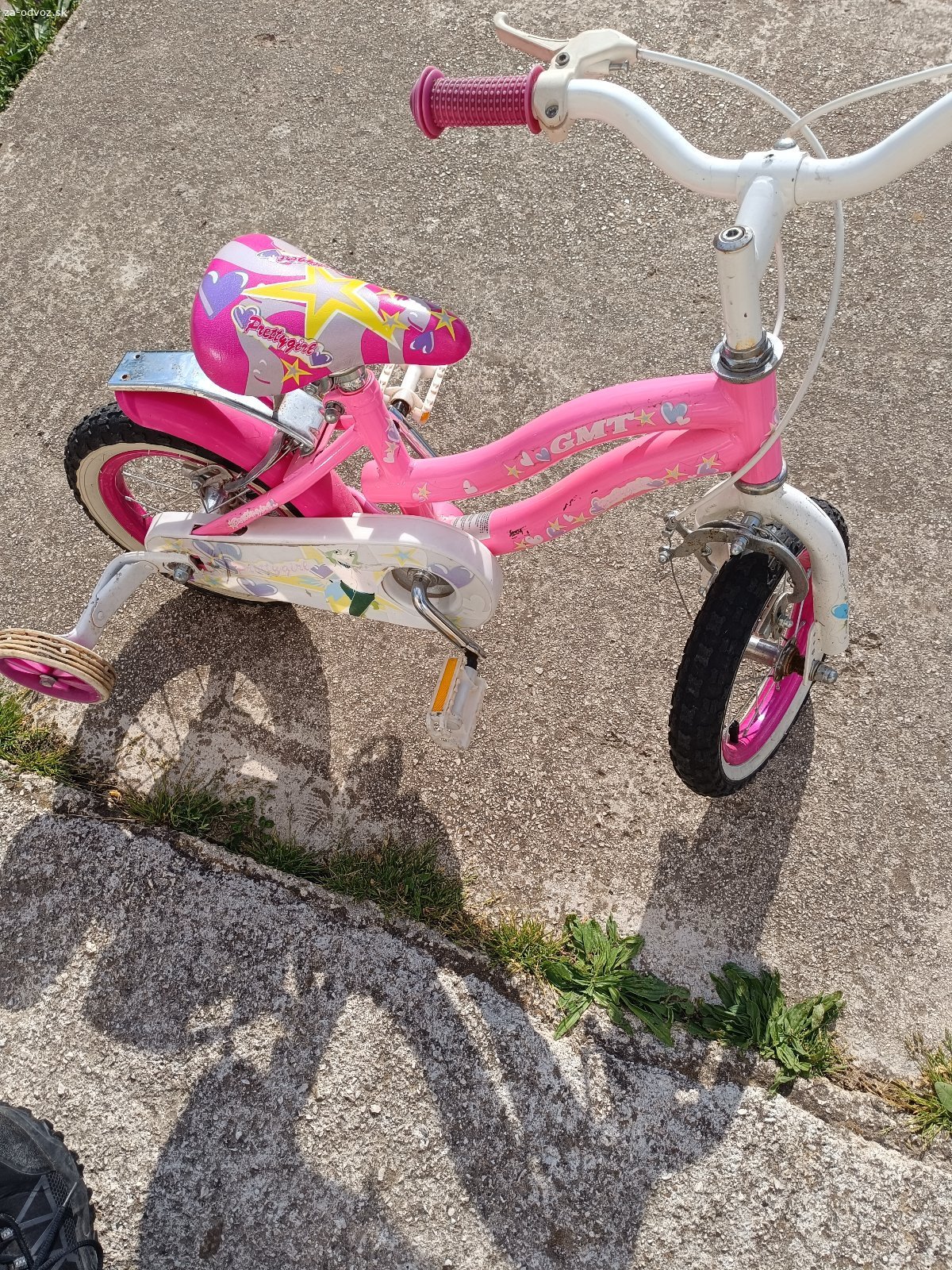 Darujem detský bycikel. darujem za odvoz dievcensky detsky bicykel aj s kolieskami. Padnuta retiazka a zadne koleso sa tazko toci, je potrebne to opravit. Niekomu este posluzi