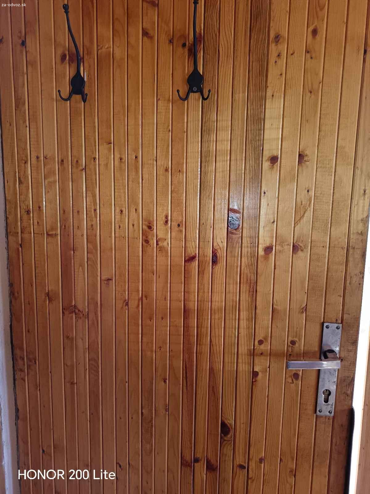 Darujem drevené dvere 80x200cm.Dvere sú ľavé.