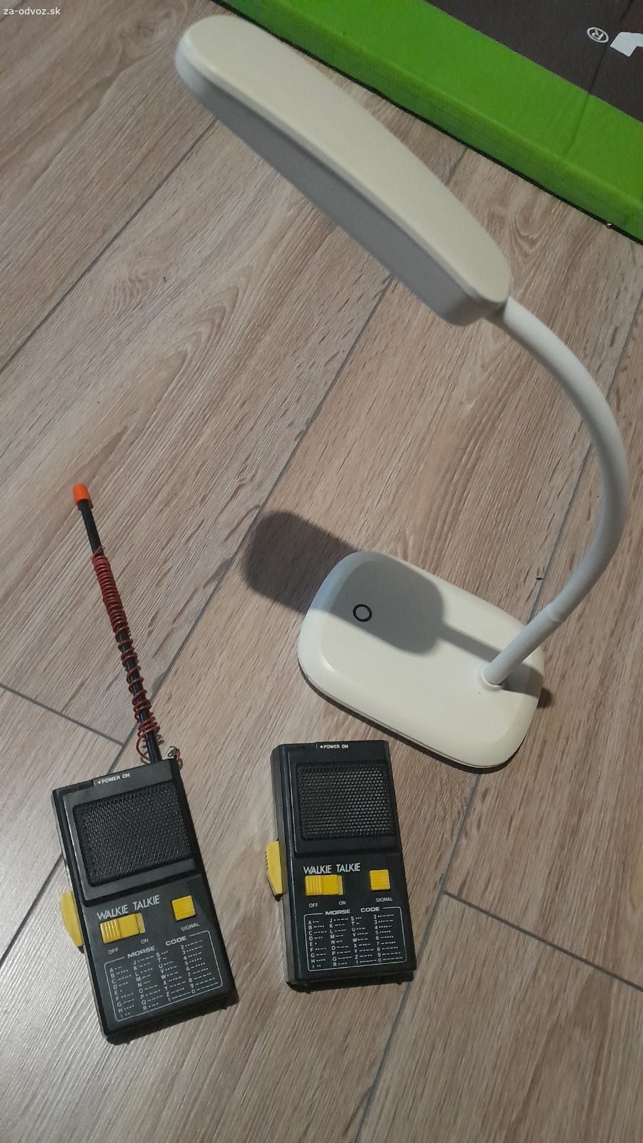 Darujem drobné elektro. Darujem rôzne drobné elektro veci.
Satelitný konvertor, ručné svietidlá, diaľkové ovládače, telefónne káble, súčasti digitálok, kalkulačka. Funkčnosť neviem overiť.
Stolná LED lampa bez zdroja, je funkčná ale svieti len slabo.
Detské vysielačky - jedna je bez antény, funkčnosť neviem overiť.