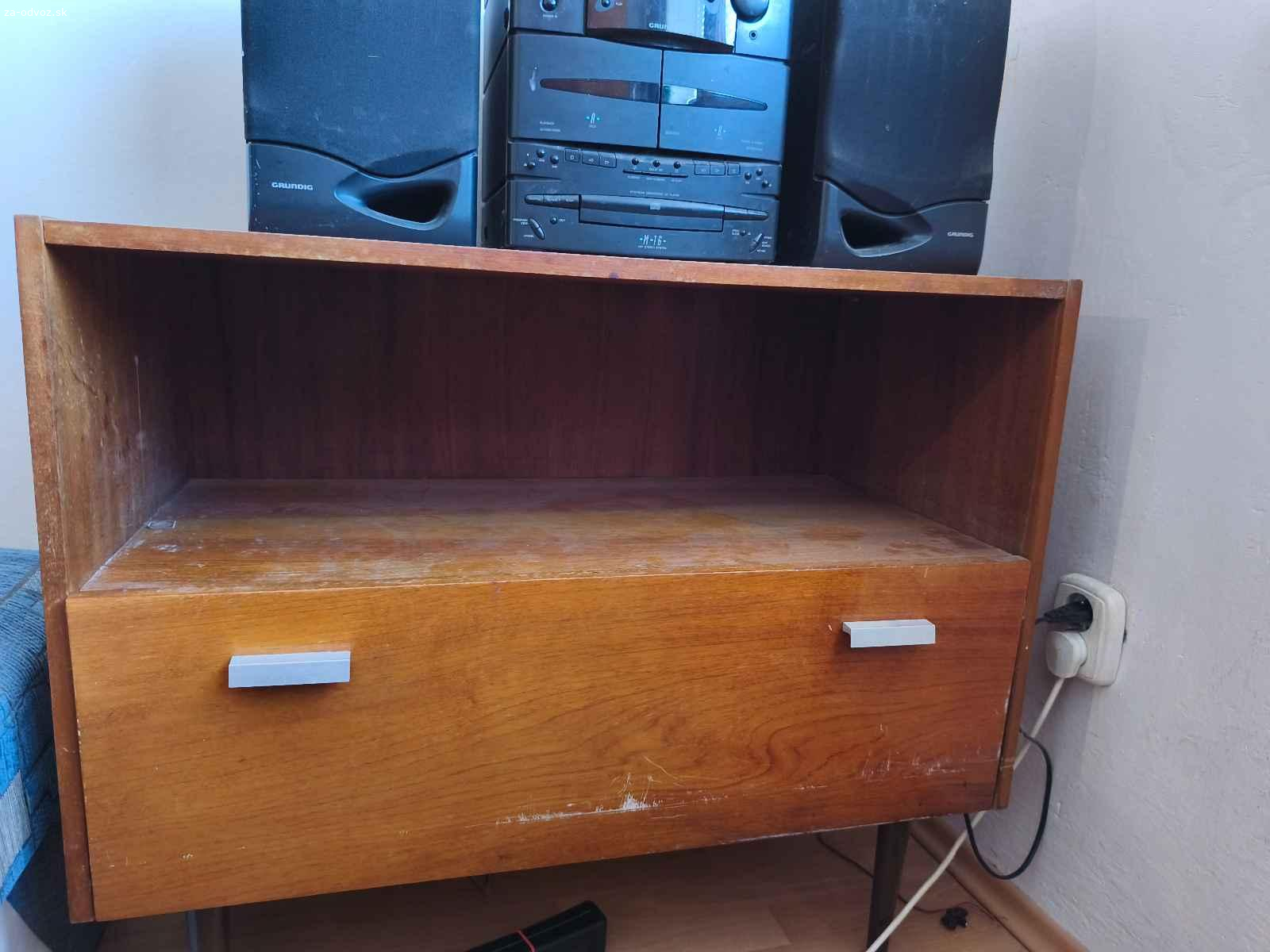 Darujem dva nočné stolíky. Darujem dva nočné stolíky v nálezovom stave.