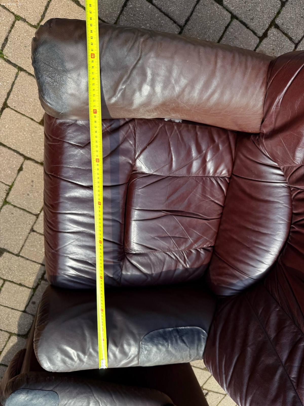 darujem dve kožené kresla a gauč