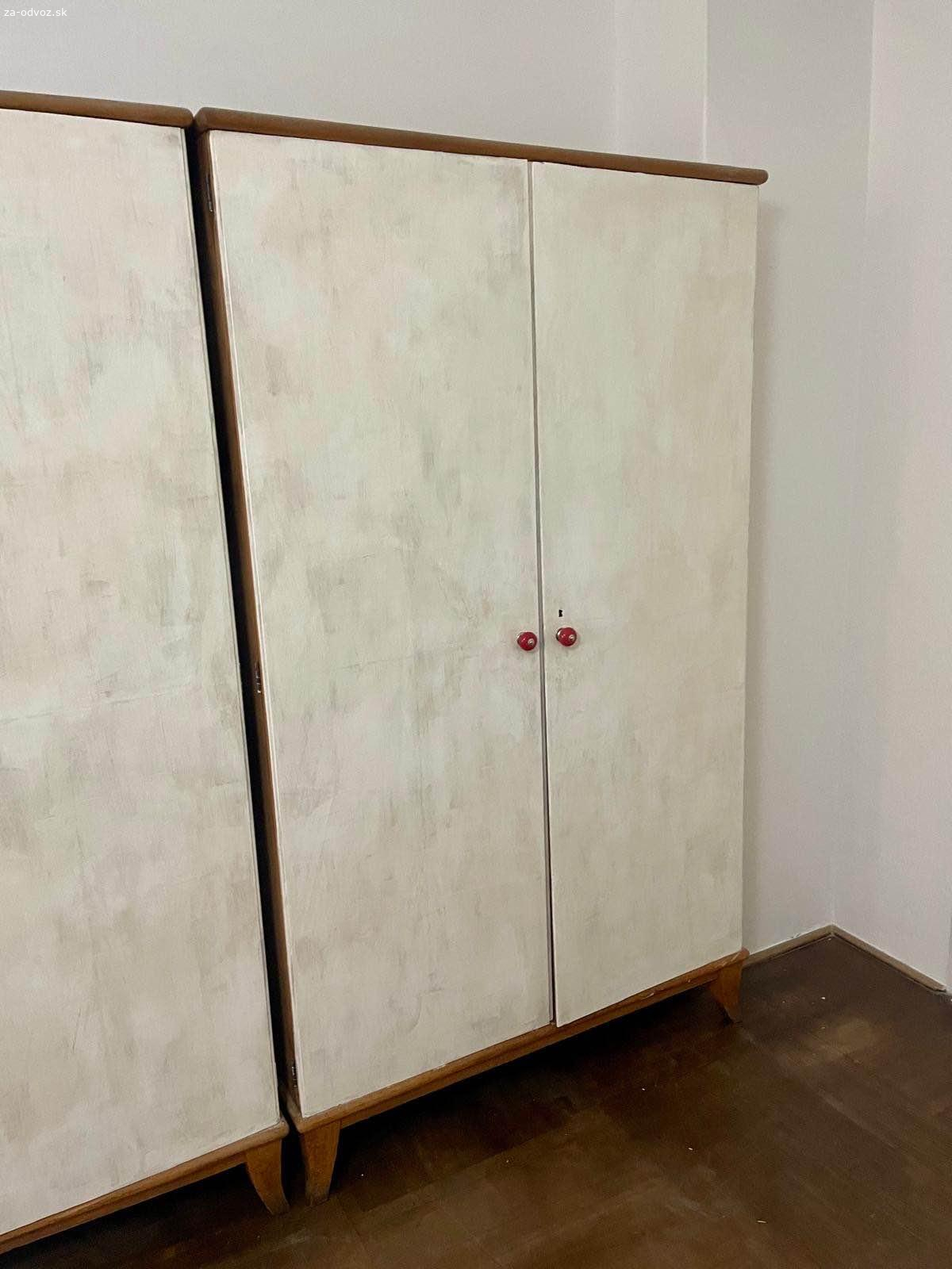 Darujem dve veľké kvalitné skrine