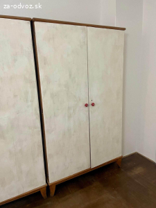 Darujem dve veľké kvalitné skrine