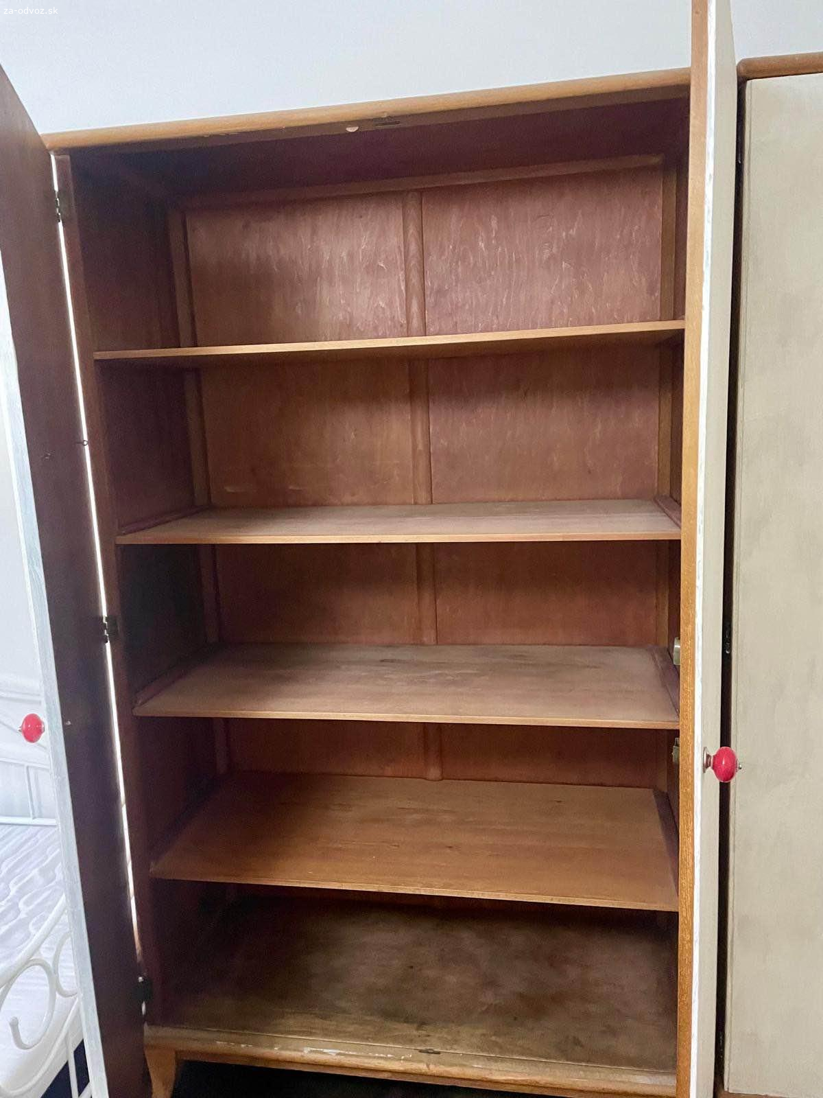 Darujem dve veľké kvalitné skrine