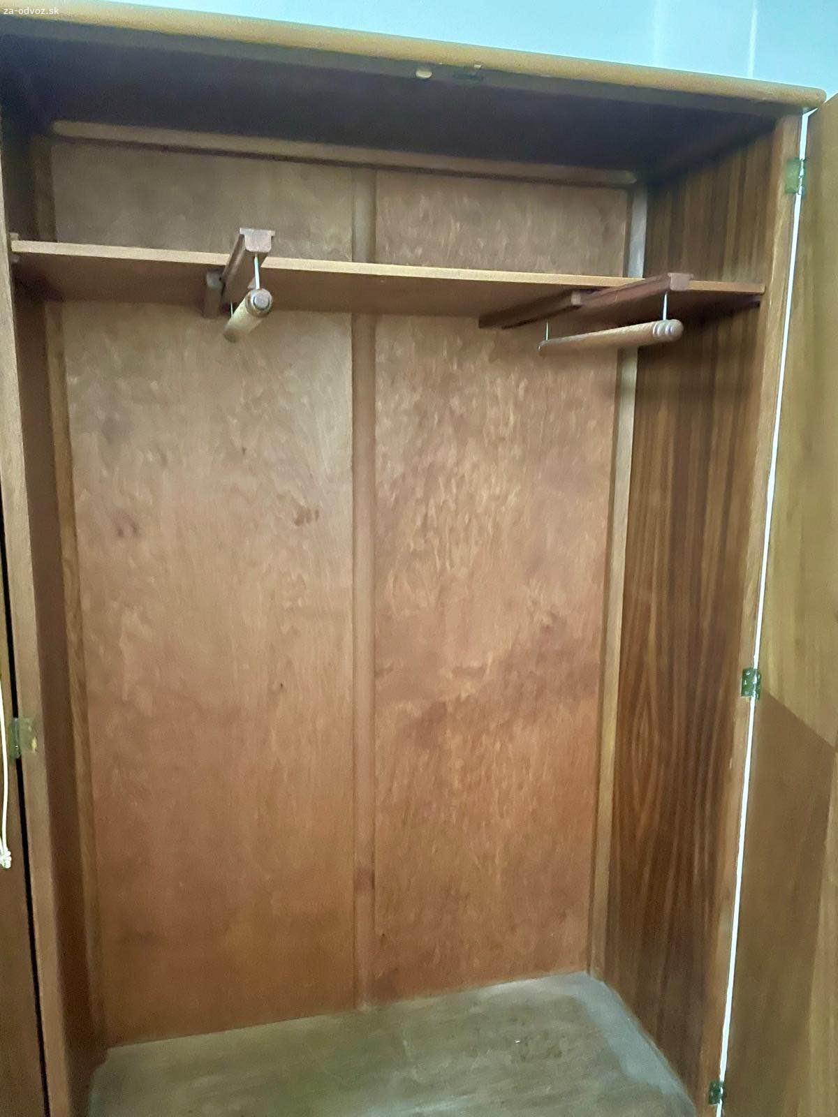 Darujem dve veľké kvalitné skrine
