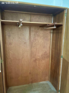 Darujem dve veľké kvalitné skrine