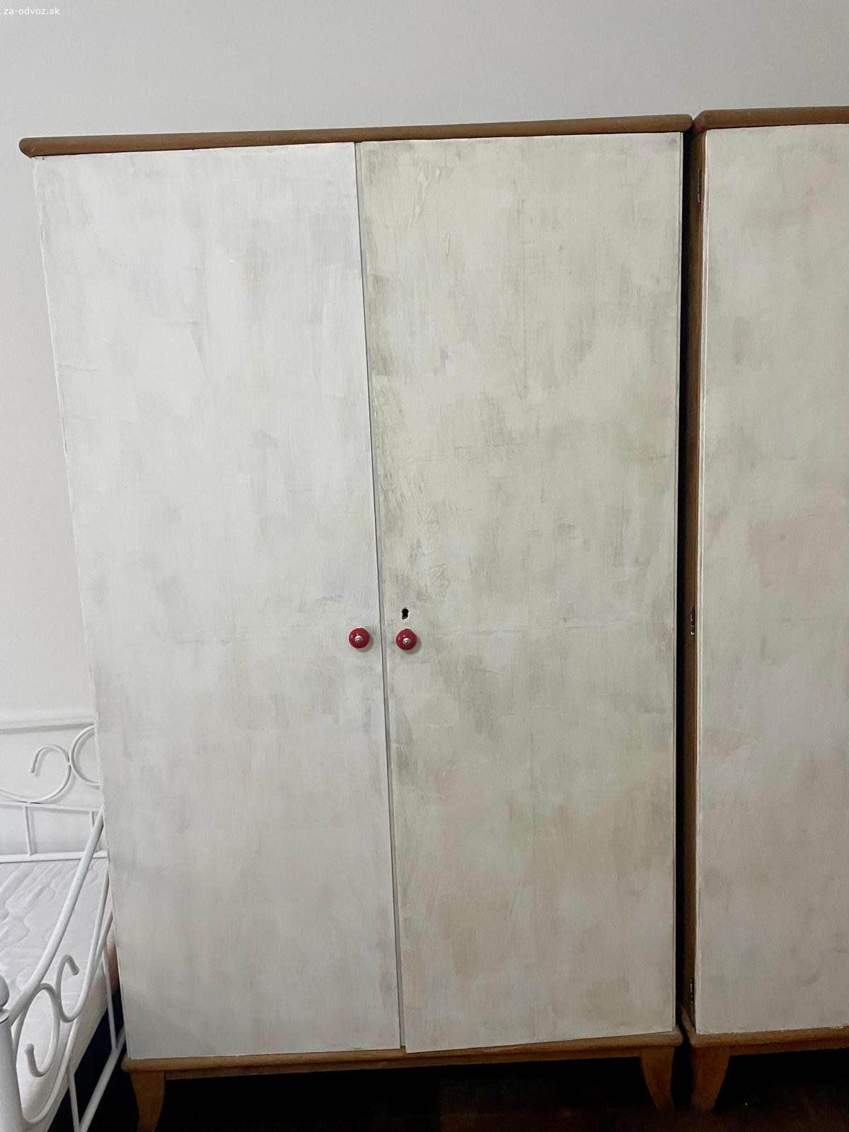 Darujem dve veľké kvalitné skrine