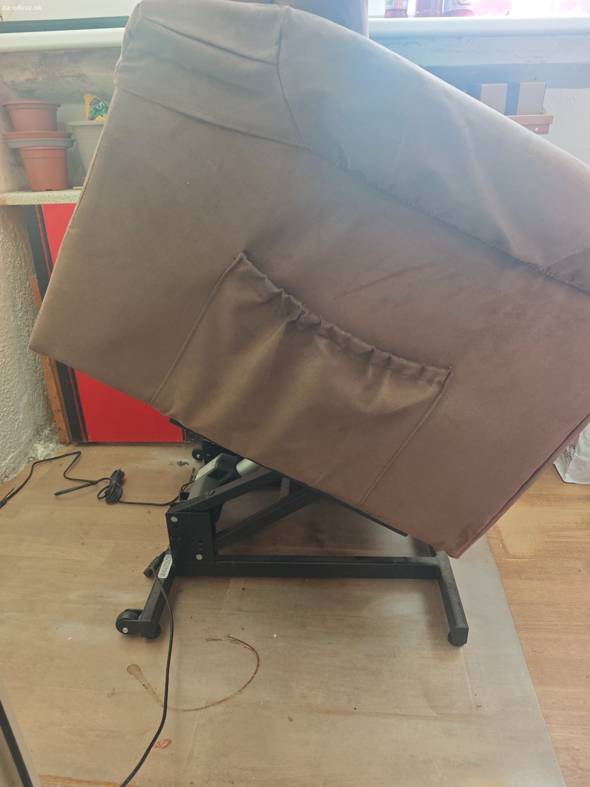 Darujem elektrické kreslo - len osobný odber. Darujem elektrické kreslo. Poťah je trochu opotrebovaný, ale inak funguje výborne. 
Iba osobný odber!
Rozmery 
v x š x h 100cm x 82 cm x 90-160cm