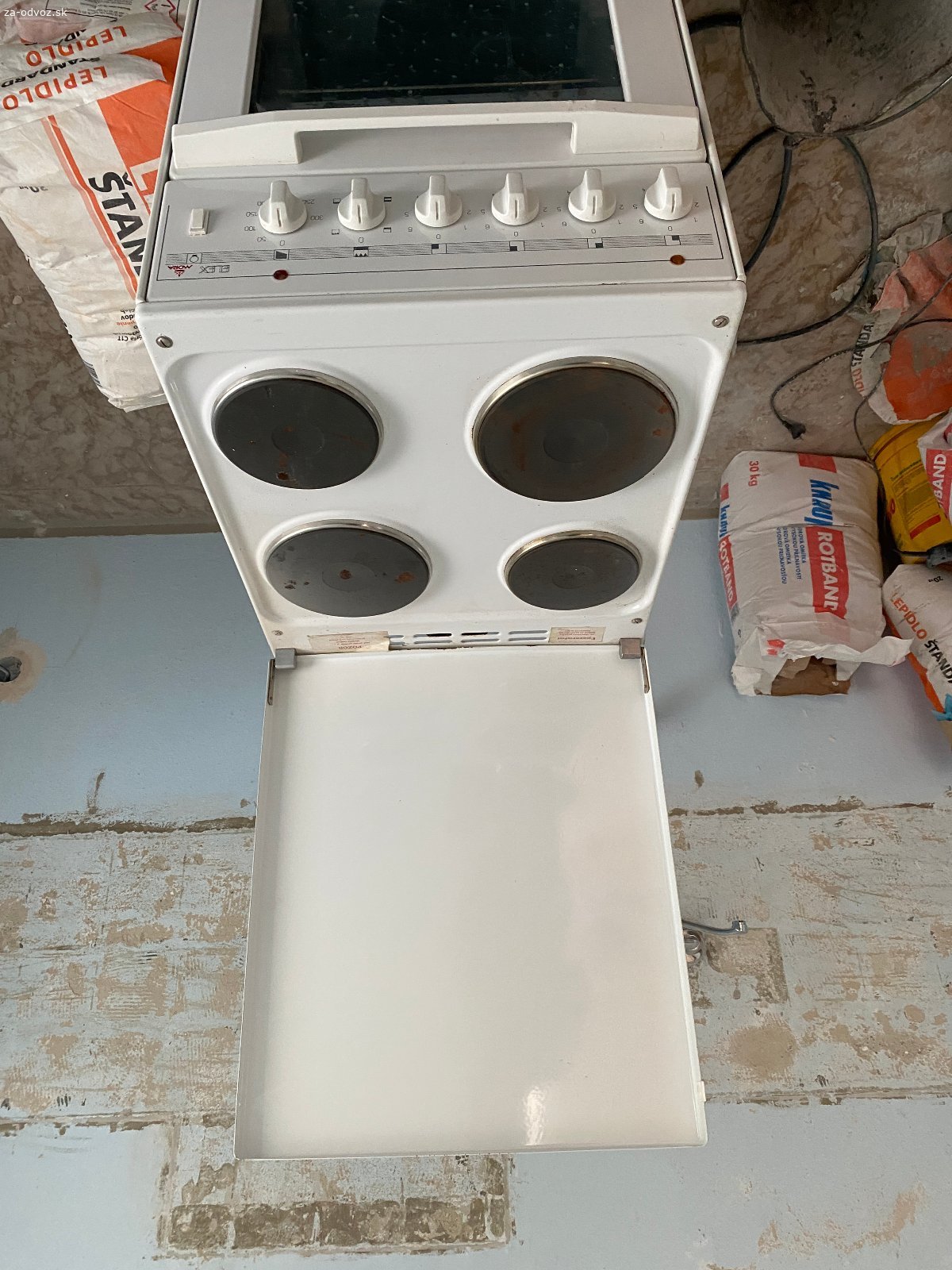 Darujem elektrický sporák s 4 platničkami. Darujem elektrický sporák Mora s 4 platničkami. Nepoužívaný, s návodom.