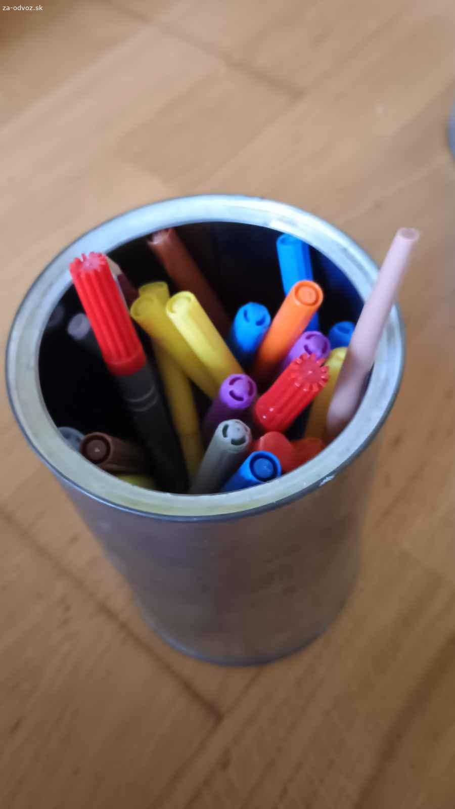 Darujem farbičky a fixi