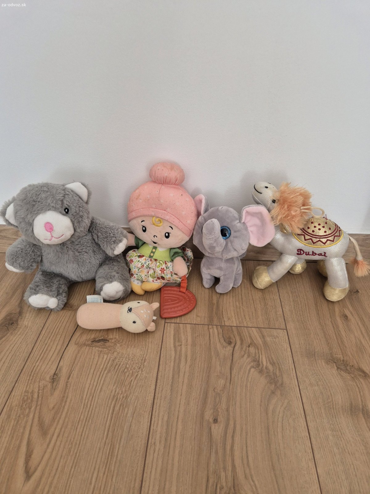 Darujem hračky playšákov. Darujem všetko čo je na foto. Bábiku si treba vyčistiť, je špinavá. Pri manipulácii s ňou hrká, vhodná pre bábätko. Aj malá srnka je hrkalka. Osobný odber Stupava