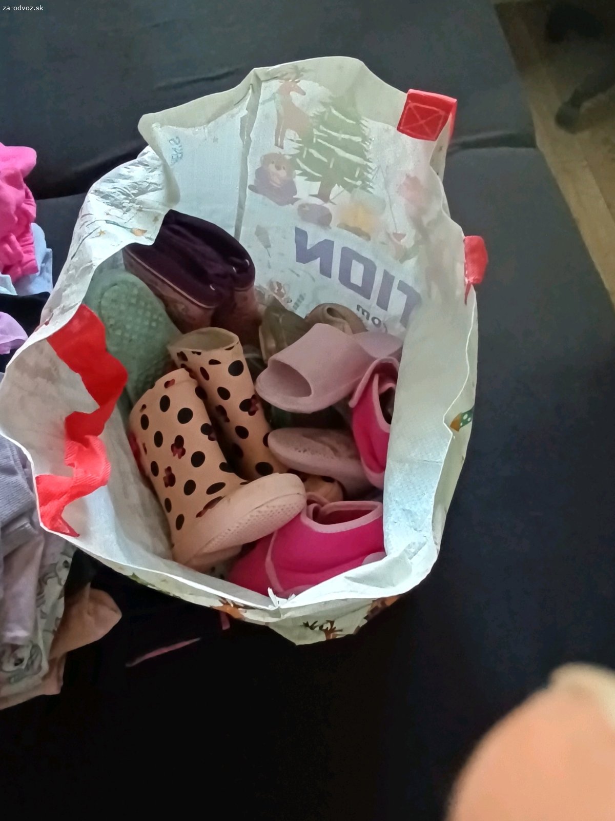 Darujem, ideálne všetko spolu. Čítať. Darujem veci čo mi ostali, sú to veci na donosenie pre dievča , veľkosť cca od 104 do 116cm. Je tam taška z topánkami veľkosť cca 25-27,  Hračky a kočík. Ideálne všetko spolu. Iba osobný odber. Viac info o mieste odberu v správe.