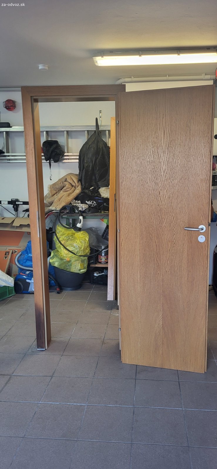 Darujem interiérové dvere. Za odvoz darujeme 3ks interiérové dvere: 2 ks 60x199.5cm a 1ks  80x199.5cm. Sú k nim aj obložky z jednej strany.