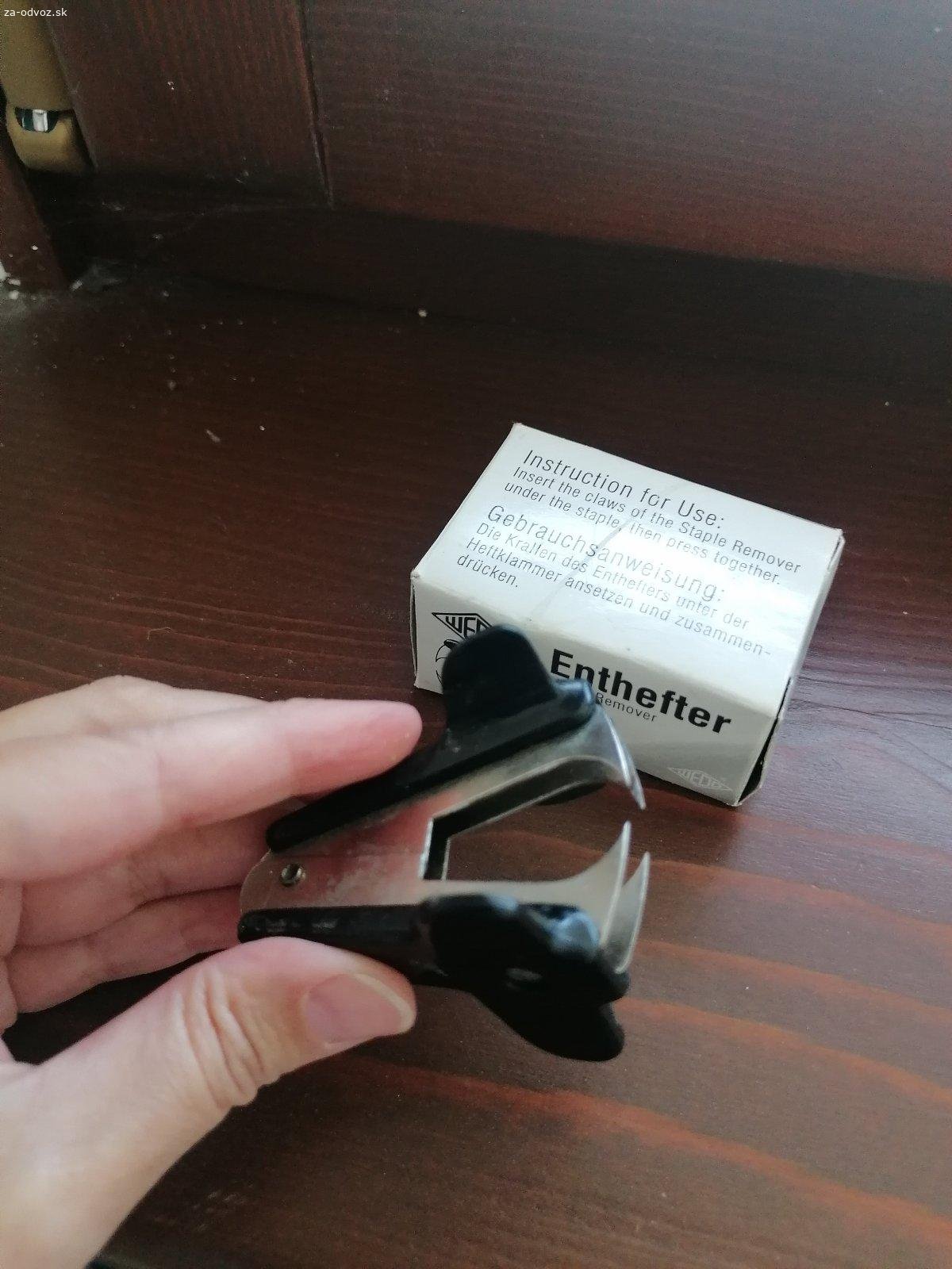 Darujem kancelársku pomôcku. 1 kus  vyťahovač spiniek (v nemčine „Enthefter“, v angličtine „Staple Remover“). Ide o kancelársku pomôcku značky Wedo.

Účel: Slúži na bezpečné a jednoduché odstraňovanie zošívacích spiniek z papiera bez toho, aby sa dokument poškodil.
