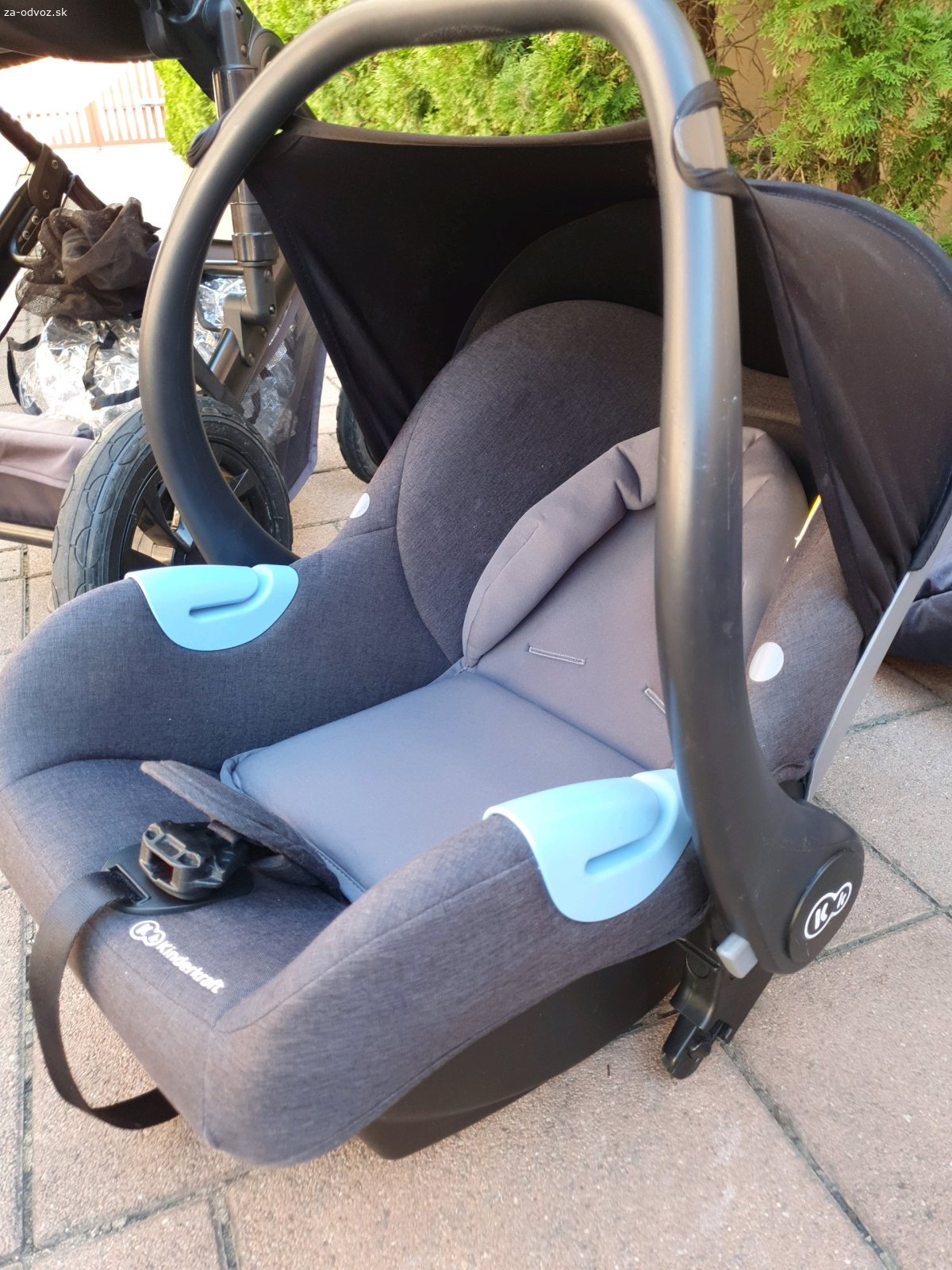 Darujem kocik Kinderkraft 3v1. Darujem kocik Kinderkraft 3v1 pouzivany niekolko rokov pri viacerych detoch.
Ku kociku su
dve autosedacky (k jednemu vajicku su natrvalo adaptery na Valco baby sportak), dve vanicky a dve sportove casti.
Niektore casti su opotrebovane viac, niektore menej, niektore treba ocistit...
