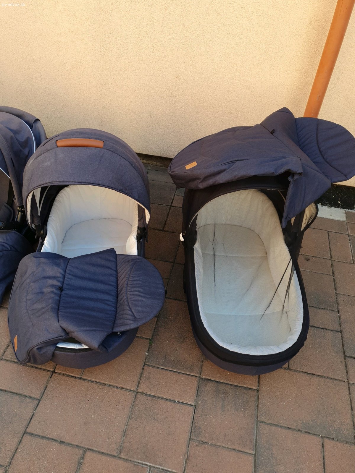 Darujem kocik Kinderkraft 3v1. Darujem kocik Kinderkraft 3v1 pouzivany niekolko rokov pri viacerych detoch.
Ku kociku su
dve autosedacky (k jednemu vajicku su natrvalo adaptery na Valco baby sportak), dve vanicky a dve sportove casti.
Niektore casti su opotrebovane viac, niektore menej, niektore treba ocistit...