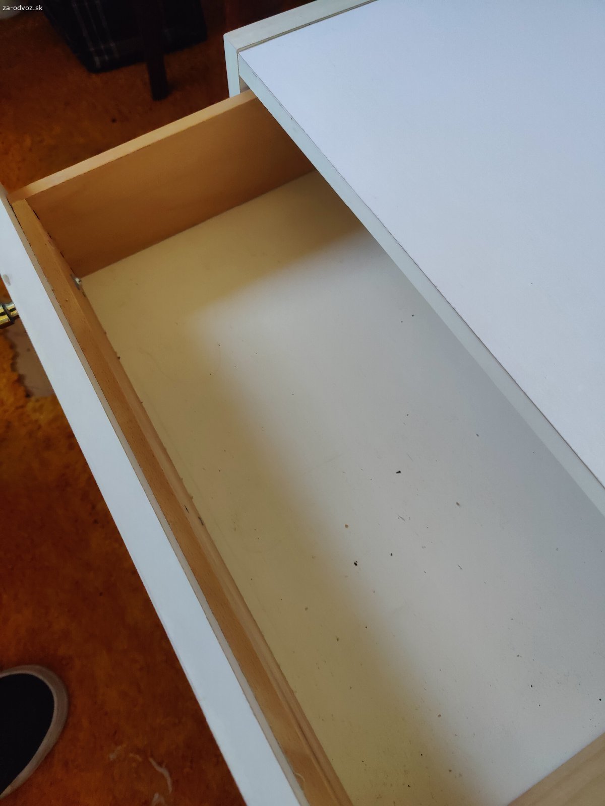 Darujem komplet spálňu bielo /zlatá. Darujem staršiu spálňu , skrine 2x na vešanie , jedna police a dve zásuvky, dva nočné stolíky .
Na strednej skrini slabo funguje magnet na zavretie dverí.
Treba len poumývať od prachu, nábytok je nepoškodený, lak sa neolupuje, zásuvky sú nepoškodené.
Rozmer skríň je 2 ks.: šírka 100cm ,v. 170cm, jeden ks.š.:50 cm, v,: 170cm.
Nočné stolíky 2ks, š: 50 cm , v.: 42 cm.V prípade záujmu je k odobratiu aj kozmetický stolík s dvoma zásuvkami a s taburetkou ale bez zrkadla-Rozmer stolíka je š.:120cm a taburetky 50 cm.