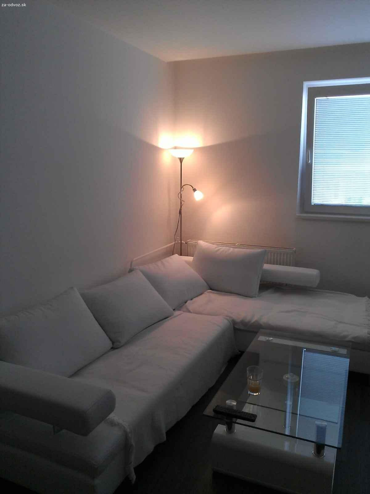 Darujem konferenčný stolík biely so sklom