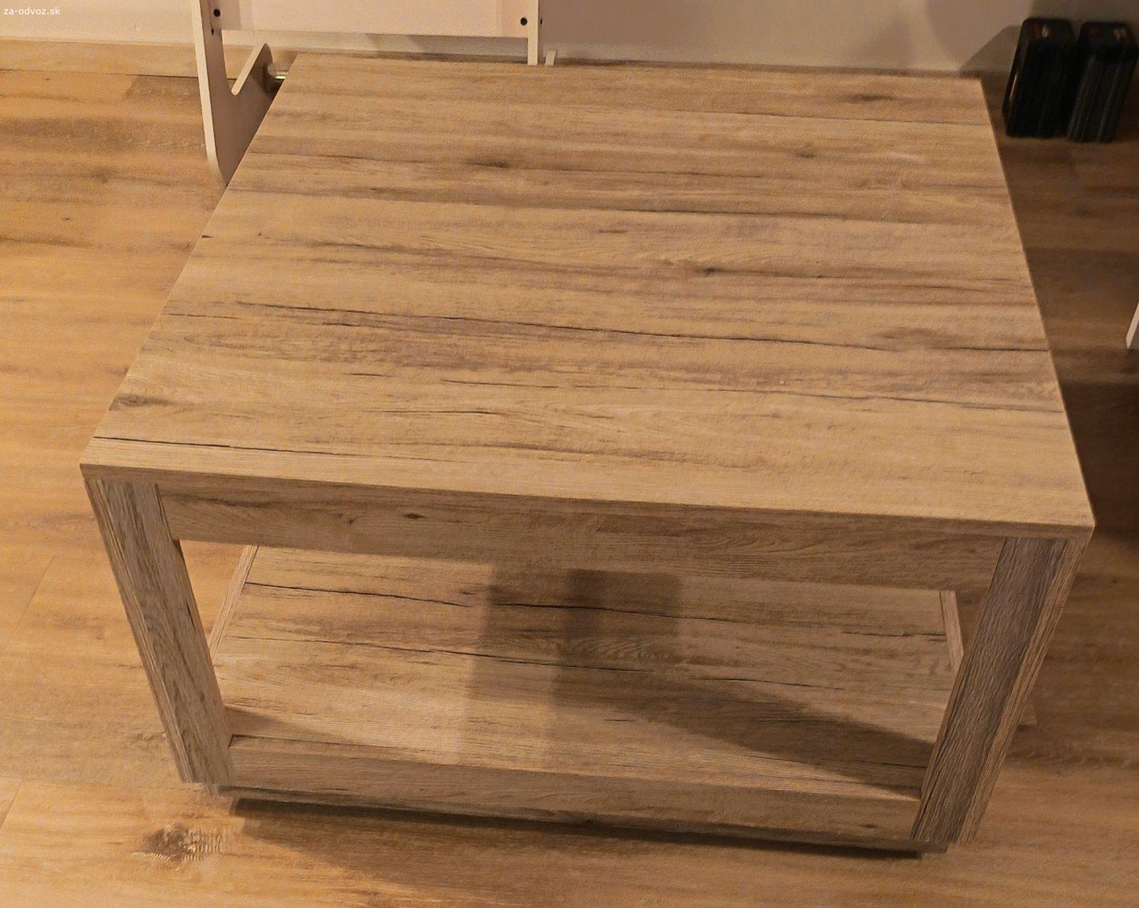 Darujem konferencny stolik. Konferencny stolik 80x80cm, vyska 45cm, 2 sufliky. Stolik je na 4 kolieskach. Na hornej doske je na jednom mieste osuchana dyha.