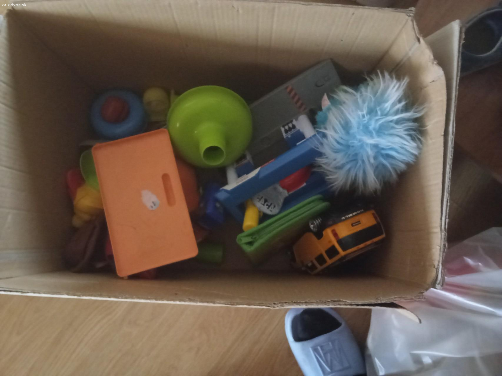 Darujem krabicu hračiek