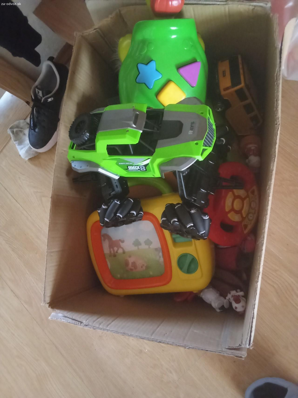 Darujem krabicu hračiek