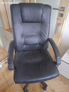 Darujem kreslo k PC stolíku.