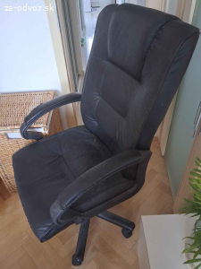 Darujem kreslo k PC stolíku.