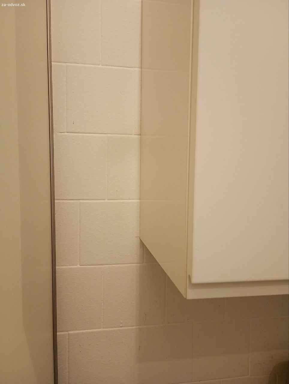 Darujem kuchynsku hornu skrinku IKEA - VOXTORP. Darujem kuchynsku hornu skrinku IKEA, model VOXTORP, biela matna farba, sirky 80, hlbky 40, vysky 60. S dvoma dvierkami a dvoma policami. Ku skrinke je pridany policovy otvoreny diel, sirky 20, hlbky 37, vysky 60, v bielom prevedeni. Vid foto.