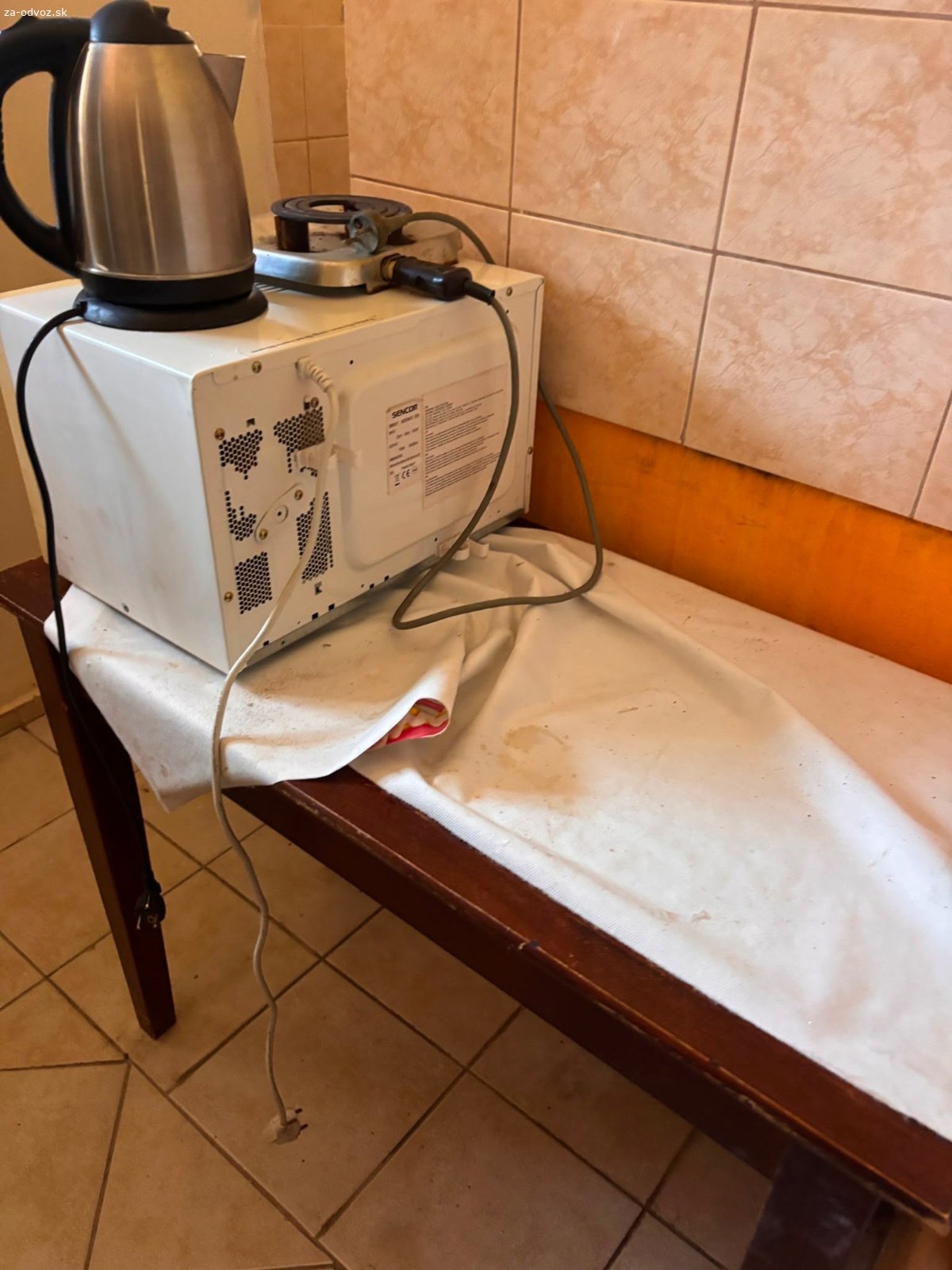 ? DARUJEM KUCHYNSKÚ LINKU AJ S VYBAVENÍM – ZA ODV. ? DARUJEM KUCHYNSKÚ LINKU AJ S VYBAVENÍM – ZA ODVOZ
Možno ešte niekomu dobre poslúži. Darujem celú kuchynskú linku spolu s:
✅ elektrickými spotrebičmi
✅ chladničkou – potrebuje servis
✅ pohármi, staré hrnce, ..
✅ starým nábytkom
✅ 3 starými dverami
Podmienkou je vlastná demontáž a odvoz všetkých vecí.
⚠️ DARUJEM IBA AKO KOMPLET!
Nie po častiach a nie jednotlivé kusy.
Prosím, ozvite sa iba v prípade, že si viete všetko sami odmontovať a kompletne odviezť.
