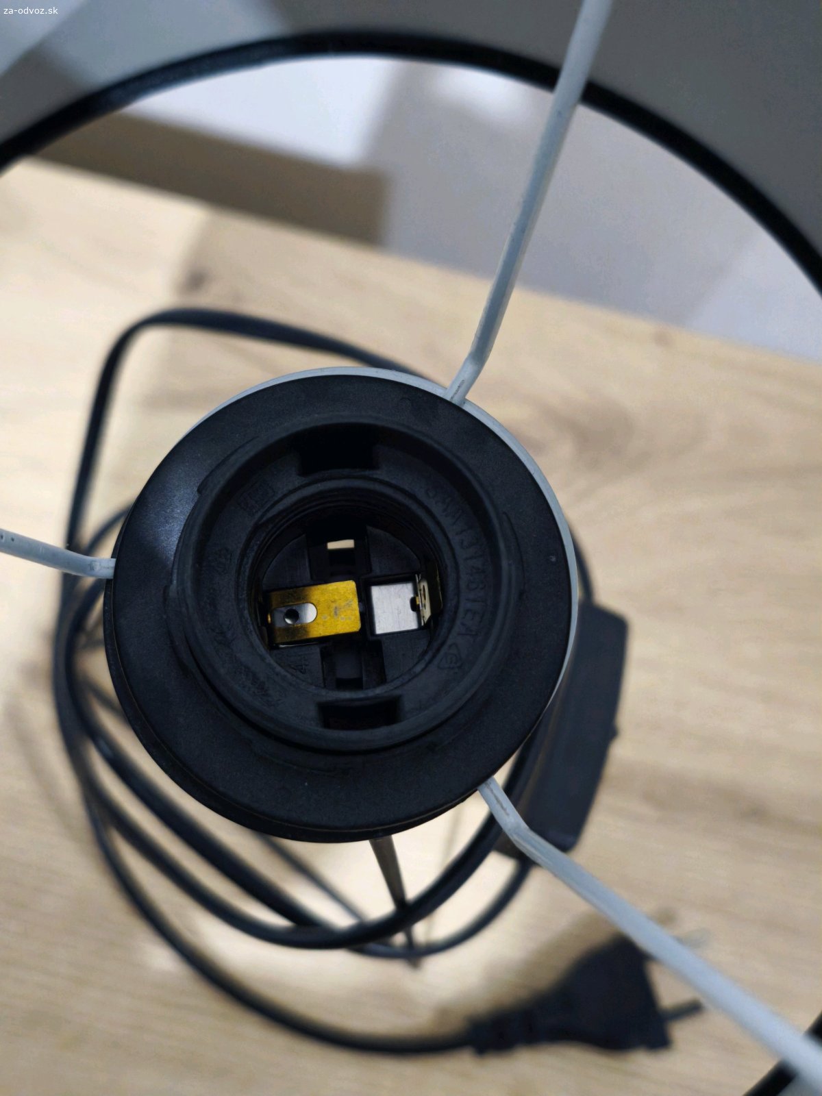 Darujem lampu na nočný stolík. Darujem lampu na nočný stolík. Výška cca 35cm. Je funkčná, momentálne bez žiarovky. 

Len osobný odber Tvrdošovce
