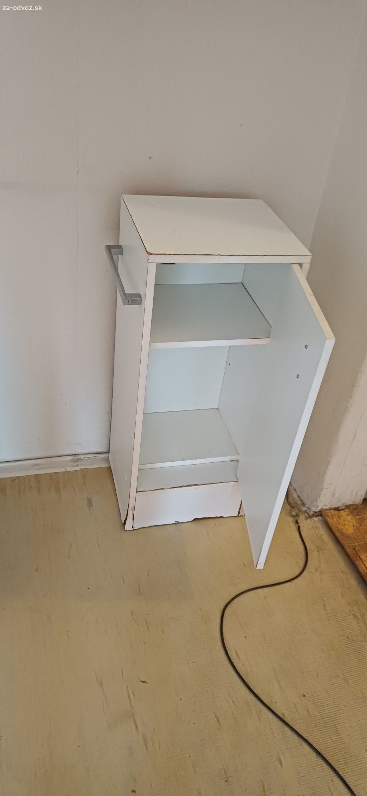 Darujem malú skrinku. Rozmery približne 70 x 32 x 28 cm.