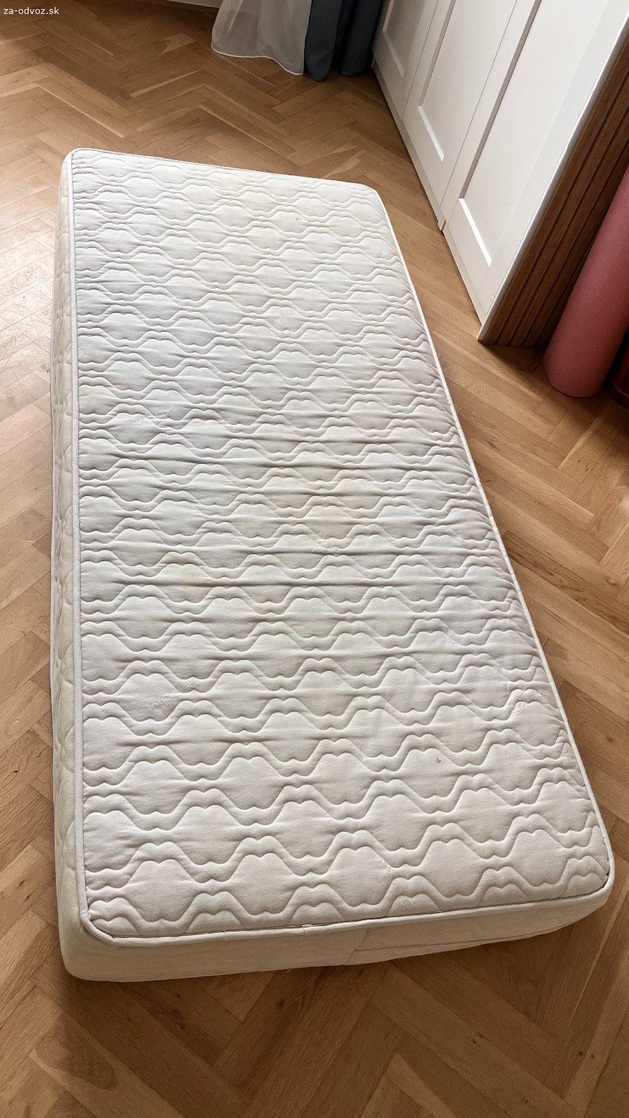 Darujem matrac Segum - 85 x 195 cm. je to uz vela rocny pruzinovy matrac. ma 2 strany tvrdosti.
