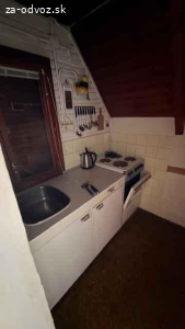 Darujem na rozobratie chatu s pristreskom