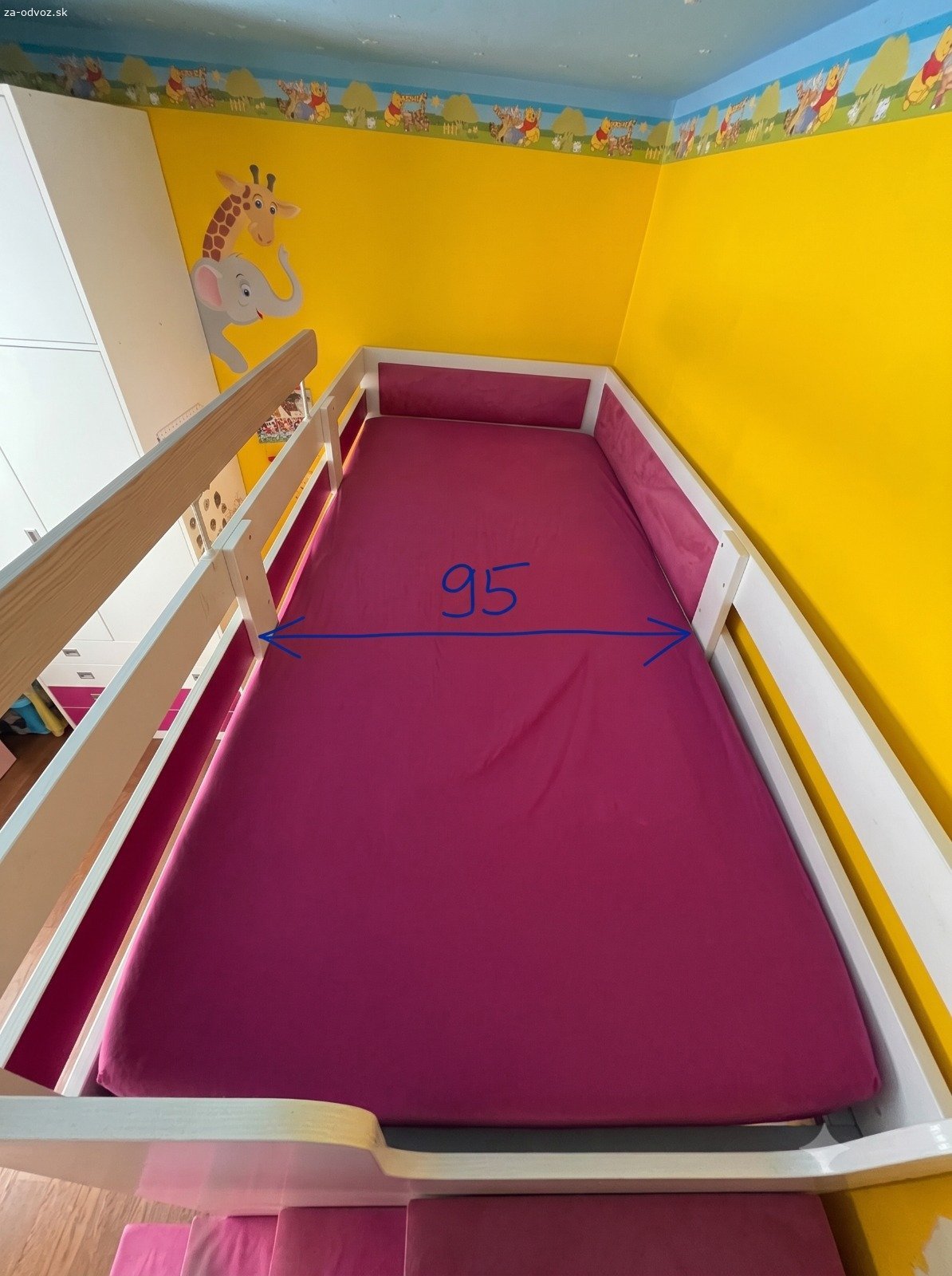 Darujem nábytok do detskej izby aj jednotlivo. Nábytok bol vyrobený na mieru, do panelákovej izby s rozmermi 3,75 m x 2,52 m.
Kvalitný, moderný a nadčasový nábytok vo veľmi dobrom stave. Vhodný pre 1- 2 deti.

Skriňa – je rozdelená na 3 časti, poskytuje dostatok priestoru na oblečenie, vešanie a skladovanie. Obsahuje police, vešanie aj zásuvky.
Stôl – rohový pracovný stôl s úložnými zásuvkami. Poskytuje dostatok priestoru pre každého školáka. Obsahuje otvor na káble.
Polica – závesná polica na knihy
Poschodová posteľ so schodíkmi – kvalitná poschodová posteľ so schodíkmi, ktoré poskytujú dostatočné úložné priestory na hračky alebo oblečenie. Posteľ obsahuje aj zábranu. Rozmer matraca je 90x200 cm. Nosnosť postele 100 kg. Pod poschodovú posteľ je možné umiestniť gauč, alebo ďalšiu posteľ.

Prednostne darujeme v komplete, po dohode aj jednotlivo. 
Iba osobný odber, nutné rozobrať a odviezť. Nie je možné zaslať kuriérom.
Bratislava - Dúbravka