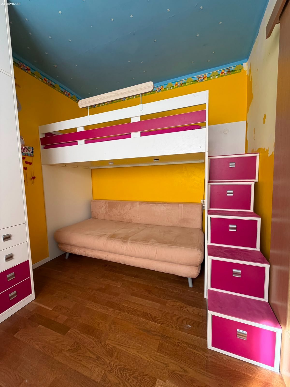 Darujem nábytok do detskej izby aj jednotlivo. Nábytok bol vyrobený na mieru, do panelákovej izby s rozmermi 3,75 m x 2,52 m.
Kvalitný, moderný a nadčasový nábytok vo veľmi dobrom stave. Vhodný pre 1- 2 deti.

Skriňa – je rozdelená na 3 časti, poskytuje dostatok priestoru na oblečenie, vešanie a skladovanie. Obsahuje police, vešanie aj zásuvky.
Stôl – rohový pracovný stôl s úložnými zásuvkami. Poskytuje dostatok priestoru pre každého školáka. Obsahuje otvor na káble.
Polica – závesná polica na knihy
Poschodová posteľ so schodíkmi – kvalitná poschodová posteľ so schodíkmi, ktoré poskytujú dostatočné úložné priestory na hračky alebo oblečenie. Posteľ obsahuje aj zábranu. Rozmer matraca je 90x200 cm. Nosnosť postele 100 kg. Pod poschodovú posteľ je možné umiestniť gauč, alebo ďalšiu posteľ.

Prednostne darujeme v komplete, po dohode aj jednotlivo. 
Iba osobný odber, nutné rozobrať a odviezť. Nie je možné zaslať kuriérom.
Bratislava - Dúbravka