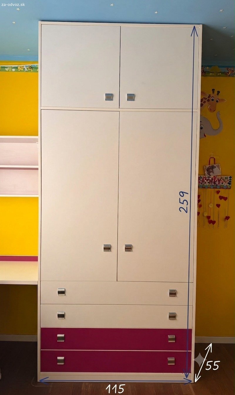 Darujem nábytok do detskej izby aj jednotlivo. Nábytok bol vyrobený na mieru, do panelákovej izby s rozmermi 3,75 m x 2,52 m.
Kvalitný, moderný a nadčasový nábytok vo veľmi dobrom stave. Vhodný pre 1- 2 deti.

Skriňa – je rozdelená na 3 časti, poskytuje dostatok priestoru na oblečenie, vešanie a skladovanie. Obsahuje police, vešanie aj zásuvky.
Stôl – rohový pracovný stôl s úložnými zásuvkami. Poskytuje dostatok priestoru pre každého školáka. Obsahuje otvor na káble.
Polica – závesná polica na knihy
Poschodová posteľ so schodíkmi – kvalitná poschodová posteľ so schodíkmi, ktoré poskytujú dostatočné úložné priestory na hračky alebo oblečenie. Posteľ obsahuje aj zábranu. Rozmer matraca je 90x200 cm. Nosnosť postele 100 kg. Pod poschodovú posteľ je možné umiestniť gauč, alebo ďalšiu posteľ.

Prednostne darujeme v komplete, po dohode aj jednotlivo. 
Iba osobný odber, nutné rozobrať a odviezť. Nie je možné zaslať kuriérom.
Bratislava - Dúbravka