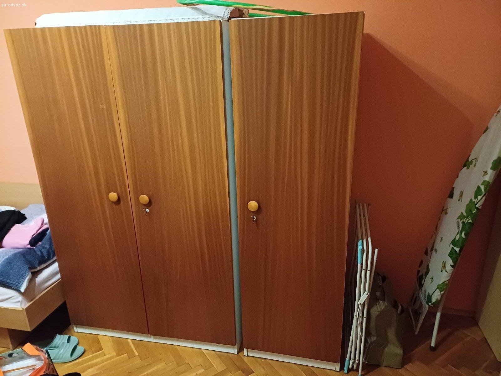 Darujem nabytok z detskej. Potrebny odvoz z Turian tento vikend.

Vyborne kreslo, stol, skrine.