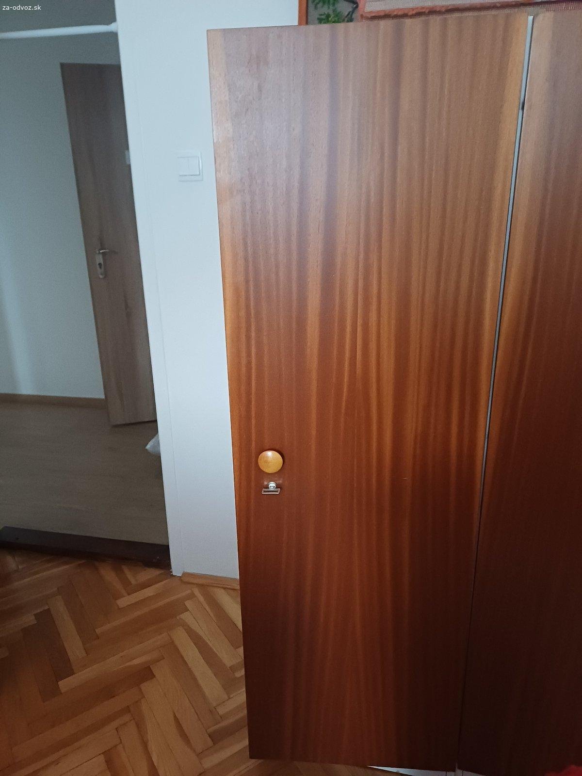 Darujem nabytok z detskej. Potrebny odvoz z Turian tento vikend.

Vyborne kreslo, stol, skrine.