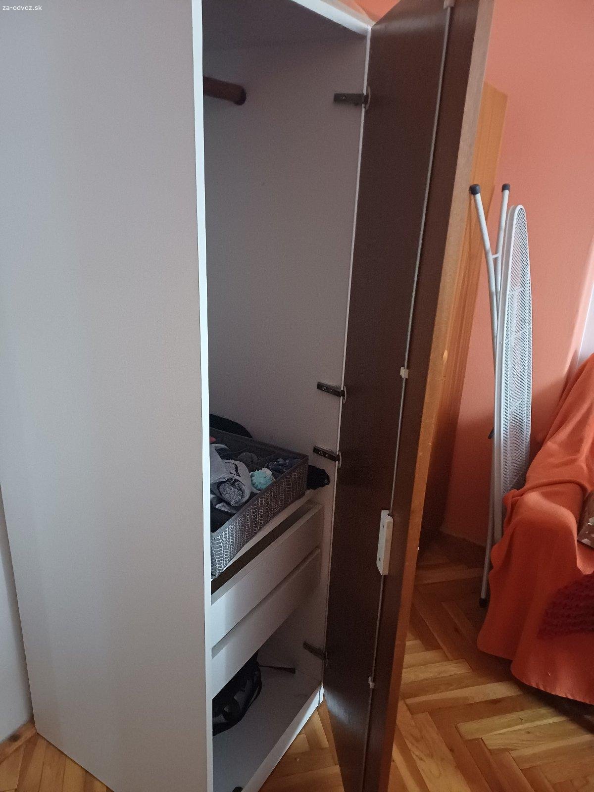 Darujem nabytok z detskej. Potrebny odvoz z Turian tento vikend.

Vyborne kreslo, stol, skrine.