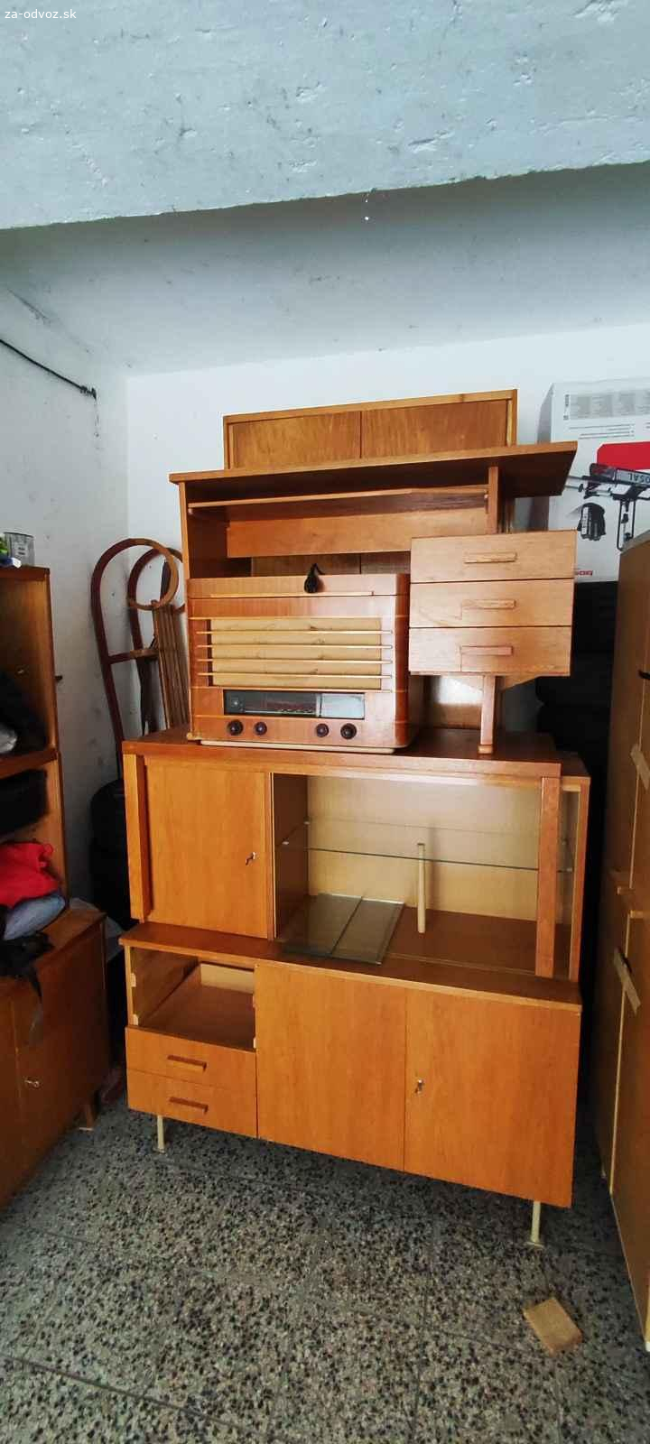 Darujem nábytok za odvoz. Skrine, knižnice, komódy