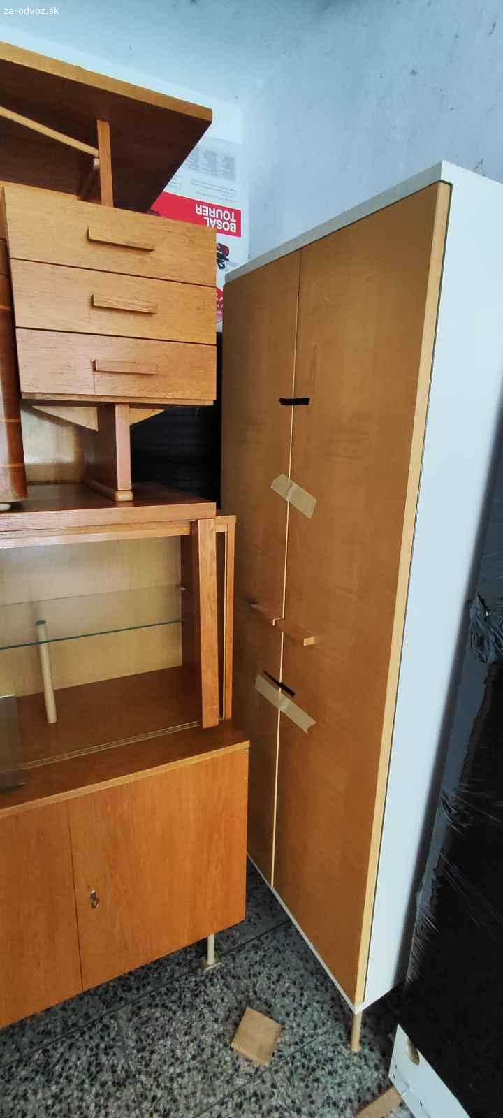 Darujem nábytok za odvoz. Skrine, knižnice, komódy