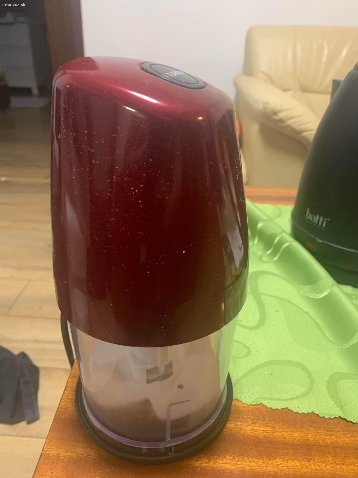 Darujem nefunkčný kuchynský sekáčik