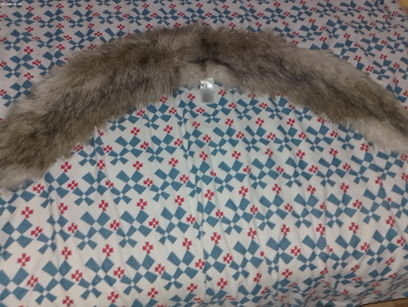 Darujem nový kožušinou golier.