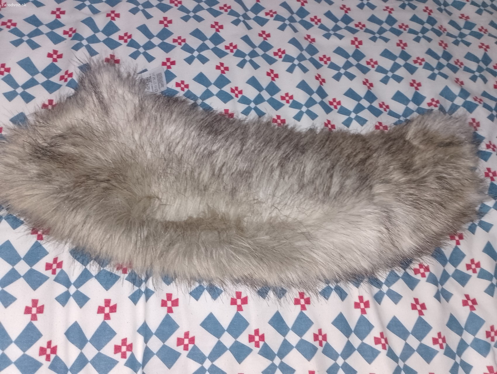 Darujem nový kožušinou golier.