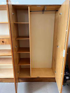 Darujem obývaciu stenu