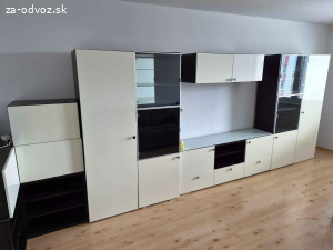 Darujem obývaciu stenu