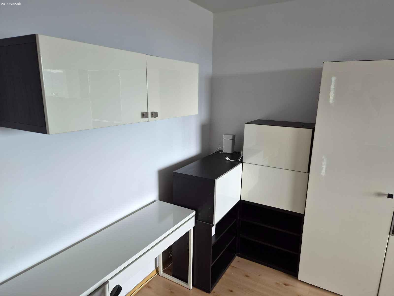 Darujem obývaciu stenu