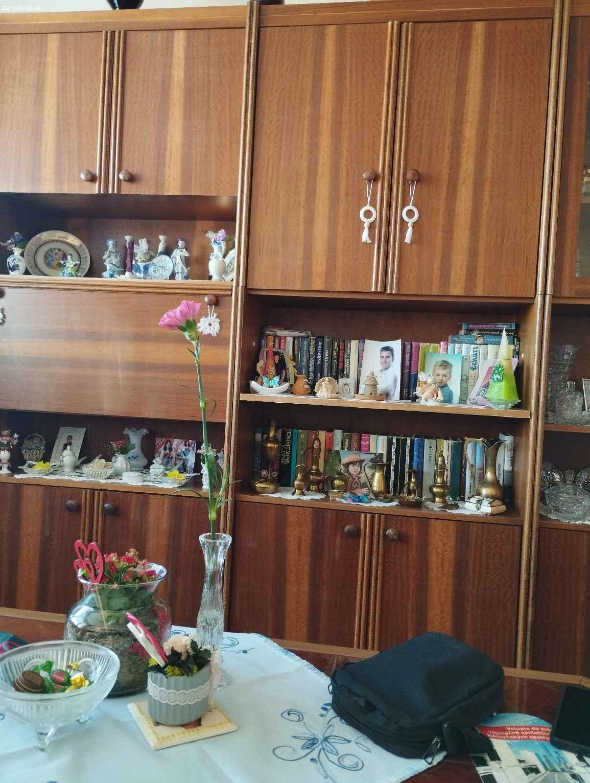 Darujem obývaciu stenu