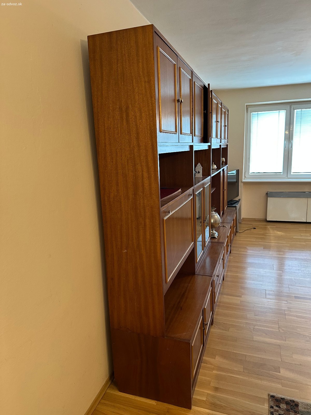 Darujem obývačkovú stenu a skriňu za odvoz. Darujem obývačkovú stenu, 4 sektory s rozmermi: š 90 cm, v 210 cm, h 35 cm hore, 50 cm dole a skriňu v 210 cm, š 90 cm, h 57 cm.  Osobný odber Budmerice. Píšte mail.